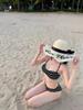Traje de Baño Bikini 2025 Nuevo Conjunto de Cuatro Piezas con un Toque de Lujo, Estilo Rayado Europeo y Americano, Sexy para Bustos Pequeños, Adecuado para Vacaciones en la Playa y Aguas Termales