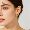 Aretes de Flor de Rosa con Diamantes Rojos Rubí, Filigrana Dorada Arena Estilo Antiguo, Placa de Cobre Dorado Pluma de Fénix, Modelo de Mujer Moda Commuter Estilo Chino Nuevo