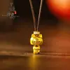 Colgante Popular de Estilo Antiguo Chapado en Oro 'Peek-A-Boo' de Xiaohongshu, Lindo Collar de Gato de la Suerte de Dibujos Animados, Adorable Colgante de la Serie 'Mascotas Adorables'