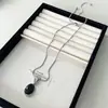 Colar com Pingente Oval de Resina Simples Retrô, Versátil, Luxo Acessível e Corrente de Clavícula de Alta Qualidade, Joias de Moda Elegantes de Nicho