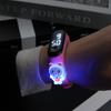 Pulsera LED luminosa y colorida con forma de muñeca de dibujos animados, ideal para estudiantes de primaria (modelo 2025). Reloj electrónico luminoso e impermeable.