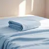 Juego de sábanas simple para todas las estaciones, una sola pieza para dormitorio estudiantil, juego de tres piezas de funda de edredón y fundas de almohada lavadas de color liso para uso en la cama