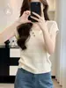 Camiseta de Punto de Seda Helada Blanca con Calados y Cuello en V Estilo Coreano de Manga Corta para Mujer, Diseño Delgado de Verano con Aspecto Juvenil y Mangas Ligeramente Volantes