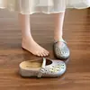 Mules fechadas estilo chinês novo, com sola macia, vazadas, confortáveis, 2026, nova moda de verão, versáteis, antiderrapantes, perfuradas, para mulheres