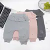 Calças de PP forradas com fleece para meninas para outono e inverno com cós de renda, bordado de coelho, leggings estilo jogger de corte solto para bebês e crianças pequenas, atacado
