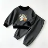Novo conjunto casual de desenho animado para crianças 2026, moletom com gola redonda, calça comprida com estampa de borboleta, roupa de outono para bebê, para exportação