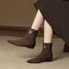 Botines Nuevos Franceses de Puntera Puntiaguda con Remaches y Empalme Invierno 2026 Cremallera Trasera Elásticos Suaves Temperamento Adelgazante Zapatos de Moda