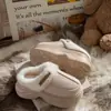 Pantuflas de Algodón Grueso para Mujer que Aumentan la Altura 2026 Otoño/Invierno Nuevos Zapatos Cerrados de Algodón Antideslizantes Forrados de Felpa Cálidos para el Hogar