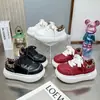 Zapatos Blancos de Suela Gruesa de Venta Caliente para Mujer 2026 Otoño Nuevos Deportivos Casuales con Cordones que Aumentan un Poco la Altura Zapatos Tipo Pan para Mujer