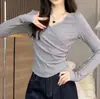 Elegante top base de retazos plisados otoñales para mujer, camiseta de manga larga con cuello en V estilo coreano y diseño único, a la moda y que realza la figura