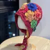 Novo Chapéu de Tricô Artístico Colorido Feito à Mão em Crochê para Outono e Inverno para Mulheres, Estilo Étnico, Doce Versátil Chapéu Turbante de Algodão Dupla Camada