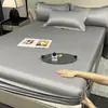 Juego de Sábana Bajera Ajustable Lisa de Satén de Color Sólido Nuevo de Verano, Tres Piezas, Estilo Simple y Lujoso, Funda de Almohada y Colcha Bordadas con Borde Ancho Antideslizantes