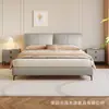 Cama matrimonial italiana minimalista de cuero gris claro con cabecera suave acolchada, adecuada para un dormitorio principal moderno y lujoso