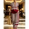 Conjunto casual de 2 peças para mulheres, estilo europeu e americano, com decote em V e estampa geométrica, apresentando calças de perna larga com corte solto, disponível para vendas transfronteiriças