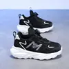 Tênis Esportivo Infantil para Meninos e Meninas 2026 Primavera e Outono Novos Sapatos de Malha Respirável Alunos do Ensino Fundamental Meninos Sapatos de Botão Tênis de Corrida