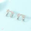 Pendientes de clip de oreja de estrella y luna refinados de alta calidad para mujer, pequeños pendientes de hebilla de estrella de cinco puntas con diamantes frescos sin agujeros para las orejas.
