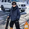 Chaqueta Gruesa de Camuflaje con Forro Polar para Niños Estilo Nuevo Niños y Niñas Color Pitaya con Capucha Ropa de Trabajo Resistente al Viento Parka Moderna