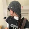Chapéu de Tricô com Amarração Estilo Coreano para Mulheres, Chapéu de Lã à Prova de Frio e Quente para Outono e Inverno, Faz o Rosto Parecer Menor, Adequado para Circunferência Craniana Grande, Chapéu Protetor de Orelhas