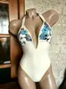 Traje de baño de una pieza azul con estampado floral de retazos, cuello halter y escote en V profundo para mujer, adelgazante y que realza la figura, trajes de baño para vacaciones en la playa al por mayor 2026