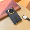 Adecuado para Huawei Mate XT2, este elegante estuche para teléfono cuenta con un soporte giratorio, un diseño con borde dorado y una cubierta trasera anticaídas de doble eje.