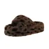 Pantuflas peludas con estampado de leopardo para mujer, de suela gruesa, nuevo estilo moderno de alta gama para otoño e invierno, pantuflas de felpa que aumentan la altura para personas bajitas