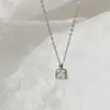 Colar com pingente de frasco de perfume branco feminino verão francês super brilho pingente de diamante quadrado corrente clavícula 2024 novo luxo leve sensação de alta qualidade