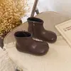 Botas de tornozelo femininas estilo retrô com biqueira dividida, nova coleção outono/inverno 2026, com sola macia, cano justo, botas versáteis estilo britânico, botas Martin infantis
