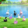 Miniatura de paisagem criativa coroa casal cisne figuras, paisagismo de jardim DIY decorativo pendurado acessórios, pequenos ornamentos
