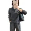 Conjunto casual gris moderno y ligero de estilo coreano, con una sudadera cepillada doble, tacto suave, efecto adelgazante y textura de palillo, y pantalones de pierna ancha