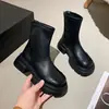 Botines Negros Pequeños de Suela Gruesa para Mujer Otoño e Invierno 2025 Nuevos Botines Cortos Retro de Tacón Grueso Moda Estilo Británico