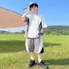 Conjunto de Verão para Meninos 2026 Novo Estilo Patchwork Manga Curta Shorts Conjunto de Duas Peças para Crianças Maiores, Esportivo Casual Tendência Legal Estiloso