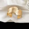 Pulsera Metálica Europea y Americana con Estampado Geométrico Irregular Plisado y Puño Abierto Pulsera de Gama Alta de Nicho Joyería de Mano Simple y Moderna