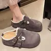 Sapatos Femininos Versáteis de Outono com Bico Redondo Estilo Birkenstock, Design de Floresta, Fivela de Metal Bordada, Aumentam a Altura, Modernos, Tamancos Fechados nas Pontas sem Calcanhar