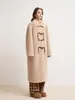 Abrigo largo casual de gamuza y borrego de corte holgado con botones de cuerno para mujer, Otoño/Invierno 2026