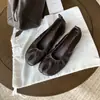 Grape Mom Studiolee Tacón Grueso de 4 cm ~ Zapatos de Mujer Tabi con Punta Dividida, Elásticos, Fruncidos, sin Cordones, Estilo Vintage