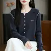 Cárdigan de lana con patchwork de letras y cuello de tijera con diseño único y elementos de patchwork añade un toque de sofisticación al otoño y el invierno
