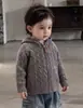 Conjunto de tres piezas súper elegante para niño de otoño e invierno: suéter de punto para niños pequeños, pantalones de chándal forrados de polar para bebés, ropa infantil coreana
