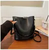 Bolso de diseño retro de nicho elegante de alto valor para mujer, nuevo bolso cruzado versátil de textura, bolso de mano de venta caliente, bolso tipo cubo