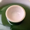 Taza de té de cerámica de alta gama color verde hoja de bambú con esmalte mineral original de un solo color en verde oscuro, cuenco de té de paredes finas para ofrenda