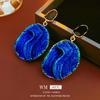 Aretes de Aguja de Plata Vintage Medievales Aretes Asimétricos Plisados con Goteo de Aceite Retro Lujo Accesible de Alta Gama Aretes Elegantes