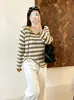 Blusa de tricô feminina plus size com decote V, cordão, blocos de cor e listras, estilo outono 2026, caimento solto e que valoriza a silhueta para mulheres plus size