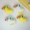 Ins Dibujo Animado Pato Sudoroso Chirriante Peluche Colgante Libro Rojo Patito Silencioso Lindo Decoración para Mochila de Estudiante