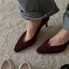 Novos Sapatos de Salto Agulha Quadrados de Couro Macio Estilo Francês Retrô Temperamento Minimalista para o Trabalho Baixo Sem Cadarço Stiletto