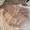 Calcinha de cetim de cintura média com costas em renda feminina, apresentando design transparente, um estilo puro e sedutor, opções plus size, controle abdominal, efeito de levantamento de quadris, tecido respirável e um toque sem costuras e amigo da pele