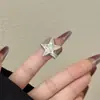Anel Personalizado de Metal Nicho com Cravação Micro de Zircônia Banhado a Ouro Real em Toda a Superfície, Estrela de Cinco Pontas Quadrada, Versão Larga, Empilhável
