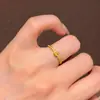 Anillo de Dedo Índice Exquisito Cepillado con Índice de Circonita Dorado Cobre Arena Dorada de Vietnam Anillo Noble de Alta Gama Sensación de Fortuna y Prosperidad Venta al por Mayor