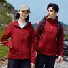 Ropa exterior funcional para otoño e invierno, impresa con el logo exterior de una pareja, chaqueta softshell gruesa con capucha, que ofrece tres capas de protección