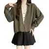 Las mujeres de talla grande lucen geniales con esta camisa de principios de otoño, perfecta para un atuendo relajado y elegante.. Es un diseño de dos piezas falso con cuello en V y mangas largas