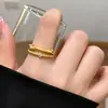 Anillo abierto de circonita cúbica de doble capa en color dorado para mujer, una pieza de nicho y lujosa con un tacto de alta gama, perfecto para el dedo índice, que irradia elegancia y sofisticación, y lo suficientemente versátil como para complementar cualquier atuendo.