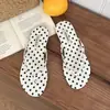 2026 Chanclas de Lunares Estilo Coreano para Mujer, Estilo Sencillo de Vacaciones en la Playa, Sandalias de Tira Dorsal Versátiles Casuales